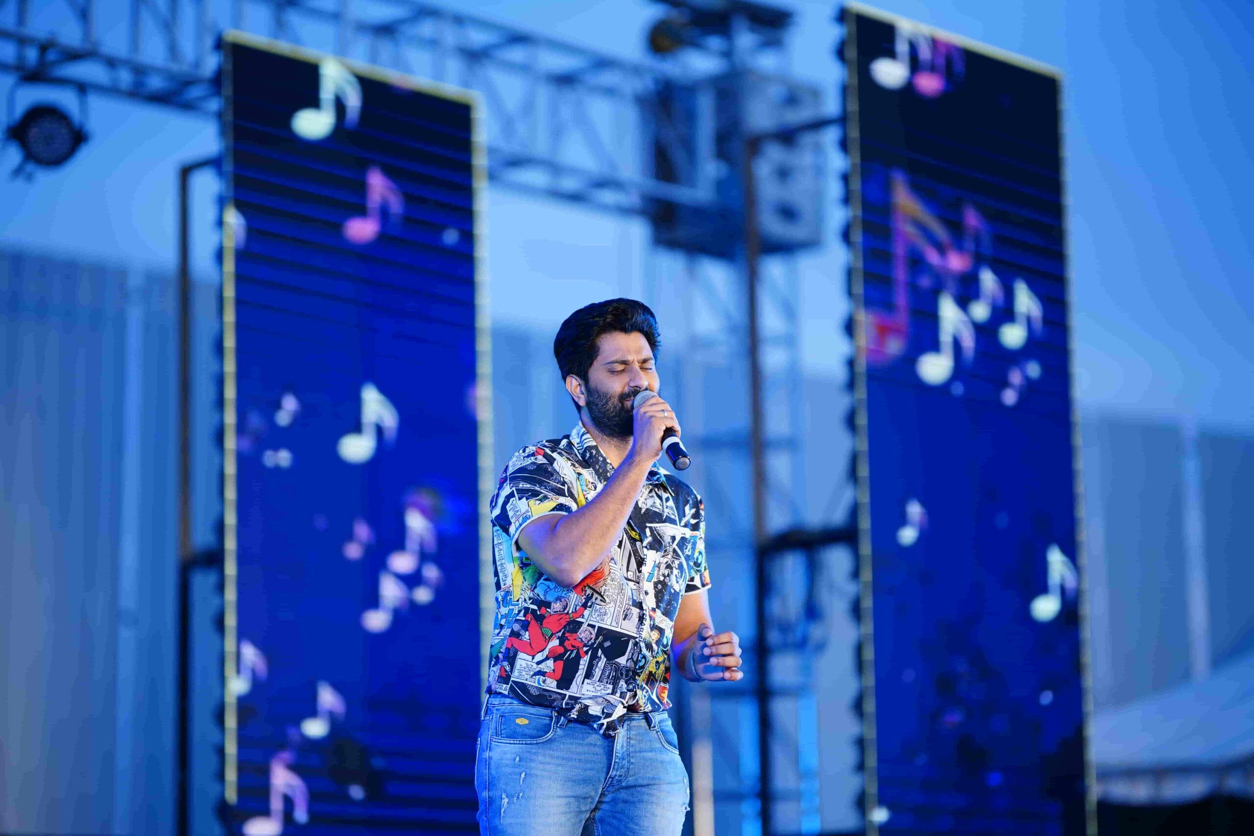 A famous singer giving a stage performance at Rockid Fest by CMIS.
